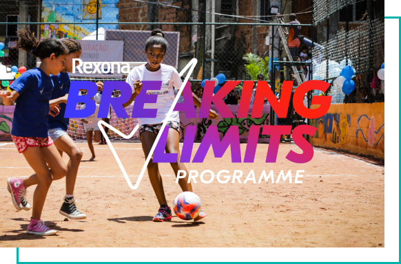 Quatro jovens se divertem em uma partida de futebol. Eles se abraçam e estão sorrindo. Texto: Projeto Rexona Quebrando Barreiras.