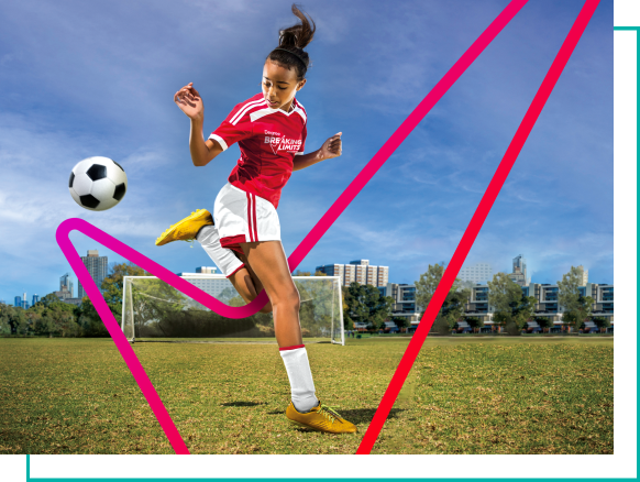 Quatro jovens se divertem em uma partida de futebol. Eles se abraçam e estão sorrindo. Texto: Projeto Rexona Quebrando Barreiras.